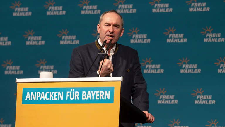 Freie-Wähler-Chef Hubert Aiwanger redet eigentlich immer frei - Redemanuskripte nutzt er praktisch nie. (Archivbild) — © Armin Weigel/dpa