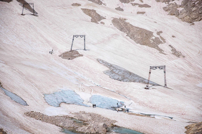 Ein Schlepplift auf dem Nördlichen Schneeferner - hier im Sommer. (Archivbild) — © Matthias Balk/dpa