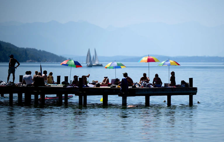 Der Landkreis Starnberg mit seinem bekannten See ist teuer - aber auch wohlhabend. (Archivbild) — © Sven Hoppe/dpa