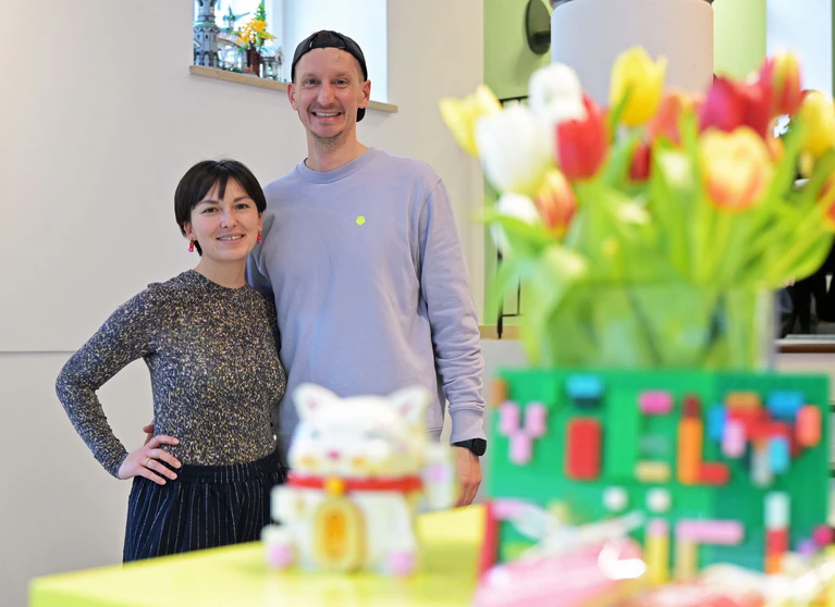 Das Gründerpaar Melanie Sotouky und Moritz Janke hat Deutshcland ersten Lego-Bauraum eröffnet. — © Malin Wunderlich/dpa