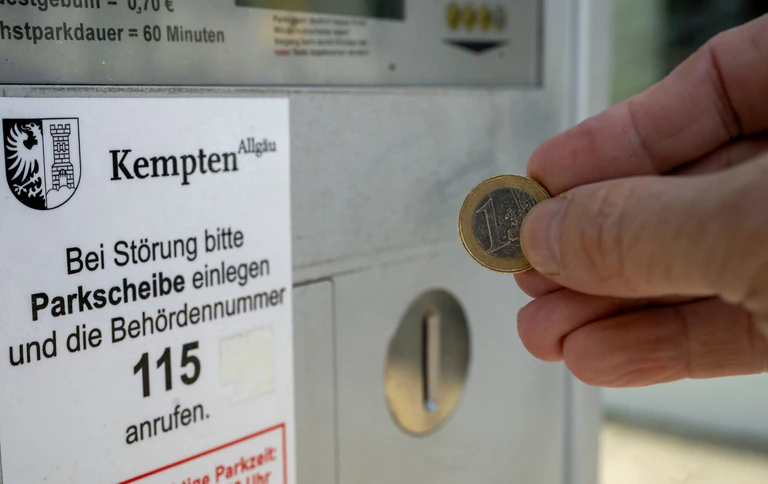 Nach der Affäre um einen Millionendiebstahl aus städtischen Parkscheinautomaten will die Stadt Kempten nun auf bargeldlose Systeme setzen. (Archivfoto) — © Stefan Puchner/dpa
