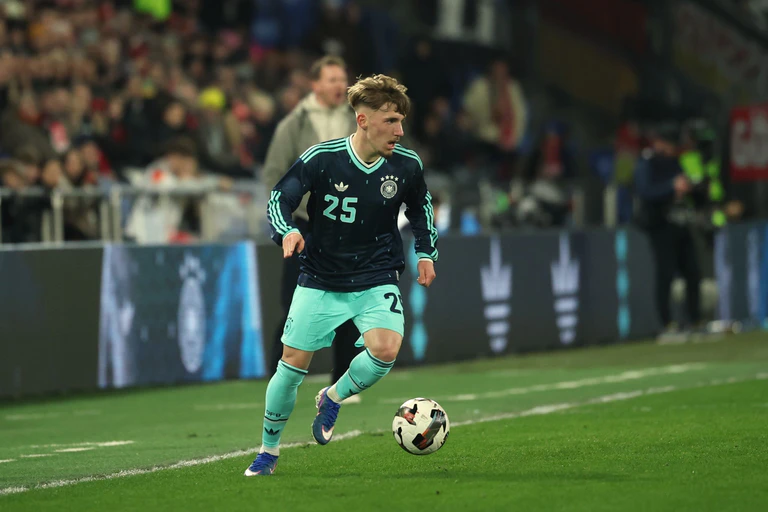 Dynamisch am Ball: Debütant Lennart Karl. — © Christian Charisius/dpa