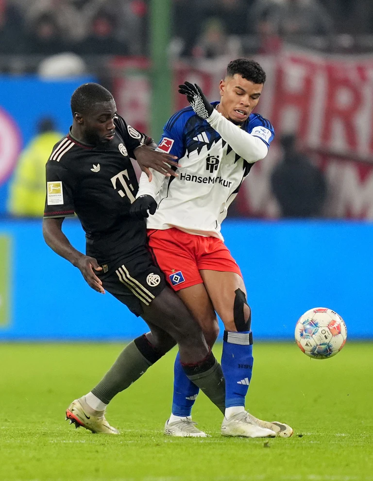 Der FC Bayern fordert von Dayot Upamecano (l) Klarheit im Vertragspoker. — © Marcus Brandt/dpa