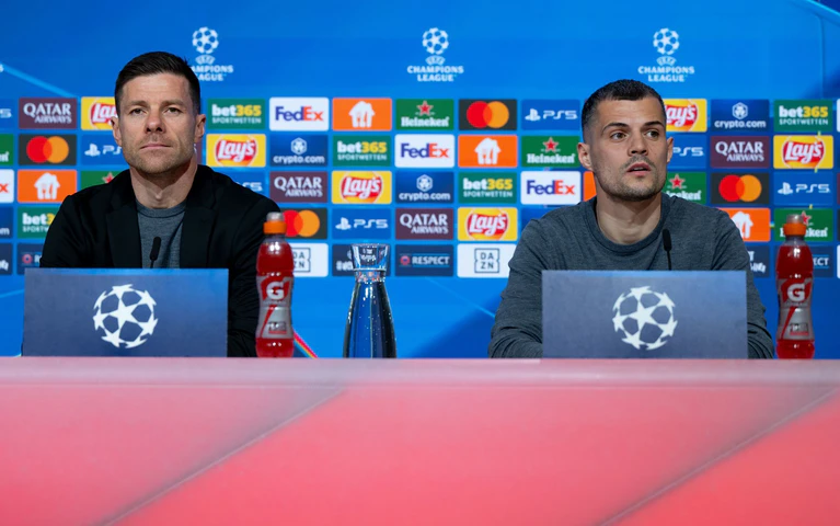 Trainer Xabi Alonso (l) und Granit Xhaka äußern sich bei der Pressekonferenz in der Allianz Arena zur Problematik möglicher Gelb-Sperren. — © Sven Hoppe/dpa