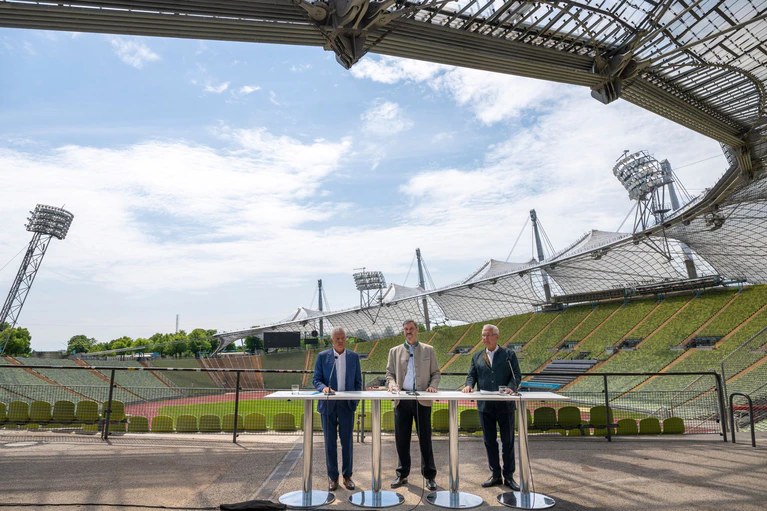 Münchens Oberbürgermeister Dieter Reiter (SPD), Ministerpräsident Markus Söder und Bayerns Innenminister Joachim Herrmann (beide CSU) sprachen im Olympiastadion über die Bewerbung. — © Peter Kneffel/dpa
