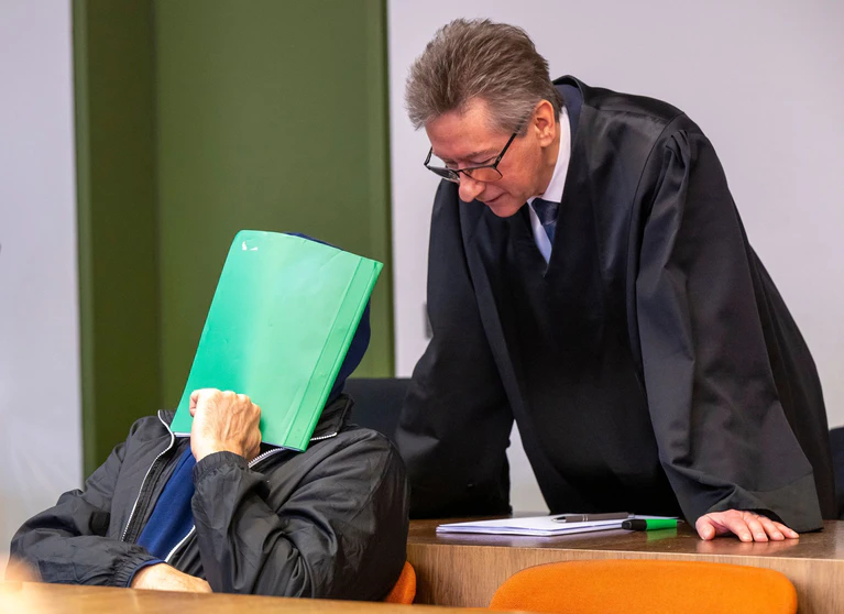 Der Angeklagte mit seinem Anwalt Uwe Paschertz — © Peter Kneffel/dpa