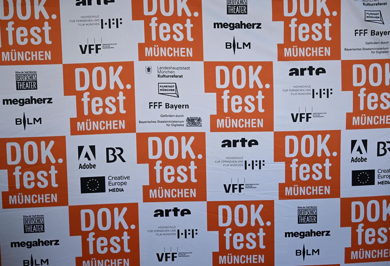 Das Dokumentarfilmfestival DOK.fest lockt diesmal mit «Signature-Filmen». (Archivbild) — © Felix Hörhager/dpa