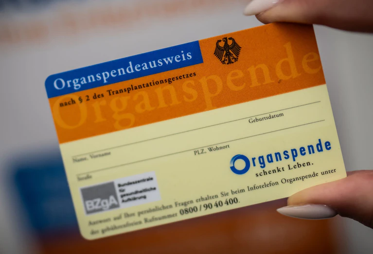 Ein Organspendeausweis erspart den Angehörigen eine schwierige Entscheidung. (Archivbild) — © Michael Kappeler/dpa