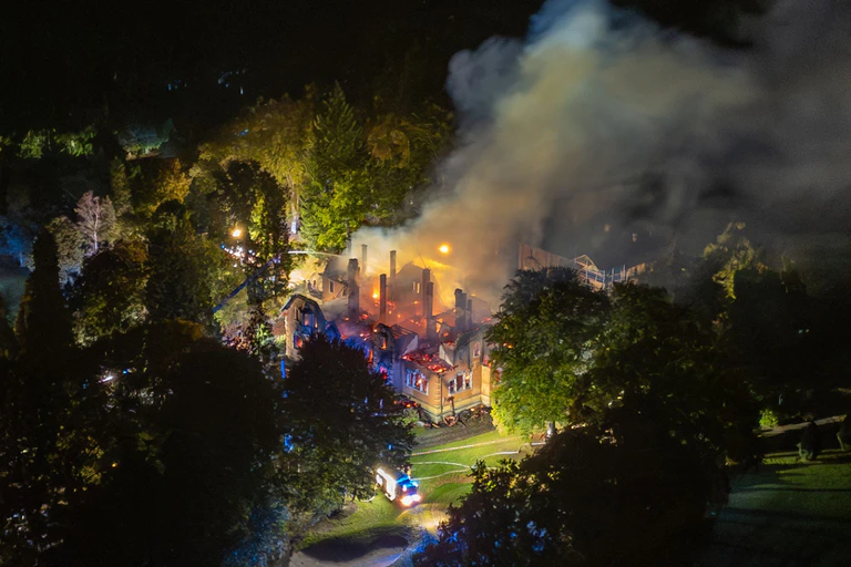 Mehrere Feuerwehren aus der Umgebung rückten an, um den Brand zu löschen. — © Lars Haubner/News5/dpa