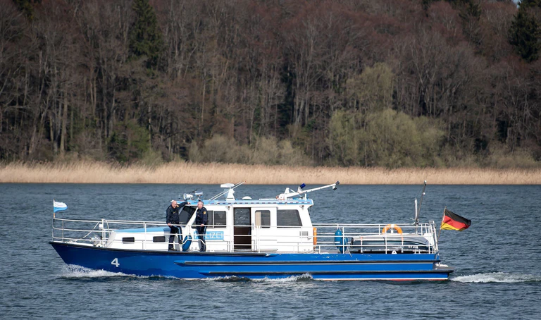 Die Wasserschutzpolizei stoppte das Schiff für eine Kontrolle. (Symbolbild) — © Sven Hoppe/dpa
