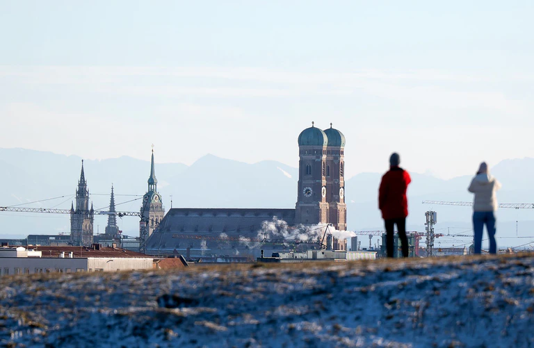 Kirchtürme prägen das Bild Münchens. Der Anteil an Katholiken an der Stadtbevölkerung beträgt noch 24 Prozent. (Symbolbild) — © Sven Hoppe/dpa