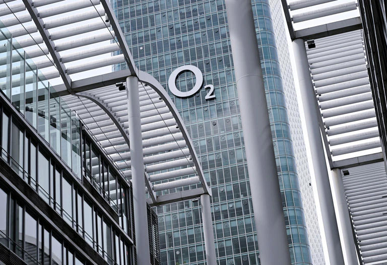 Blick auf die O2-Zentrale in München.  — © Sven Hoppe/dpa