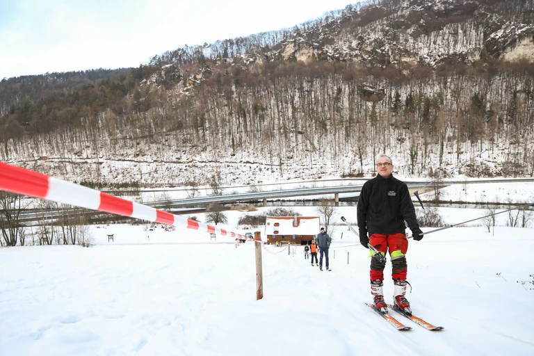Nach 2019 hat der Skilift in Wiesenttal nun erstmals wieder offen.  — © Daniel Löb/dpa