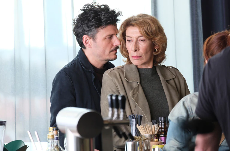 Anlässlich eines neuen Films im Ersten spricht die Schauspielerin Adele Neuhauser offen über Scham und Grenzen beim Dreh von intimen Szenen. (Handout) — © Jacqueline Krause-Burberg/BR/Bavaria Fiction GmbH/dpa