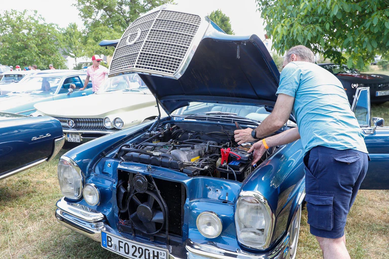 Wenn das Auto streikt, liegt es oft an der Starterbatterie. (Symbolbild) — © Gerald Matzka/dpa