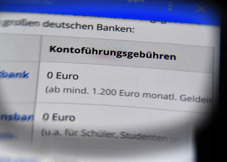 Wenn die Bank die Gebühren erheben will, braucht sie dafür die aktive Zustimmung des Kunden. (Archivbild) — © Jens Kalaene/zb/dpa