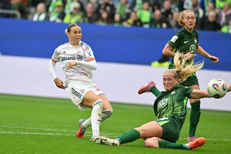 Bayern-Torschützin Klara Bühl (l). — © Swen Pförtner/dpa