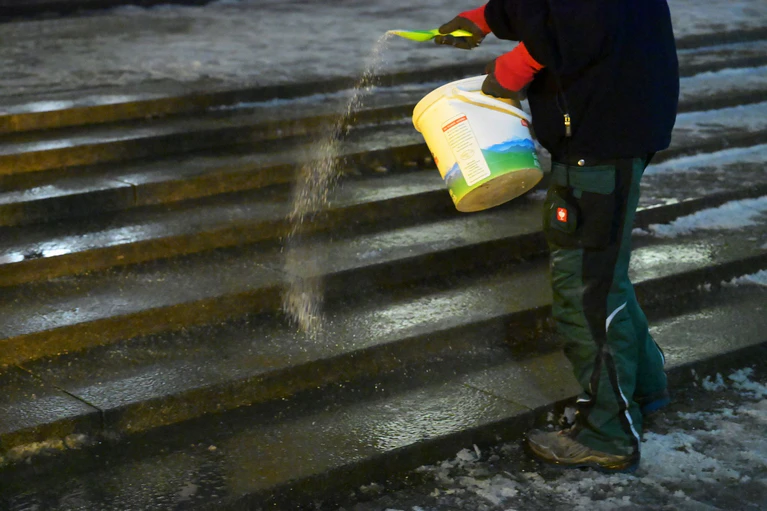 Für Montag warnt der Deutsche Wetterdienst vor Glatteis. — © Malin Wunderlich/dpa