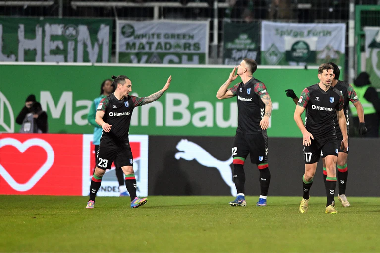 Mateusz Żukowski trifft gegen Greuther Fürth eiskalt. — © Jens Niering/dpa