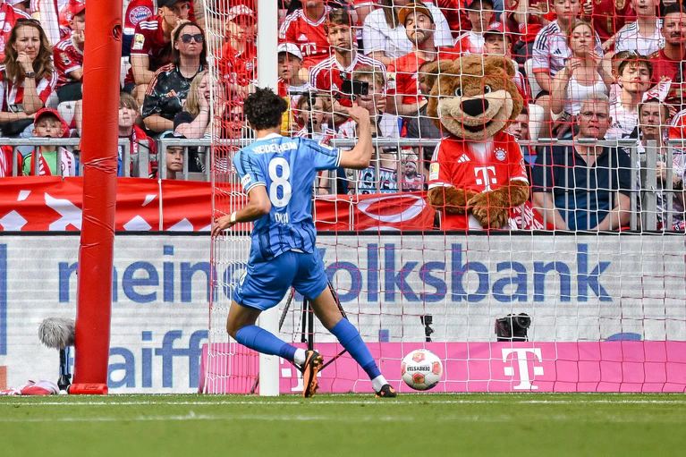  Eren Dinkçi  schiebt den Ball zum Heidenheimer 2:0 ins Tor.  — © Harry Langer/dpa