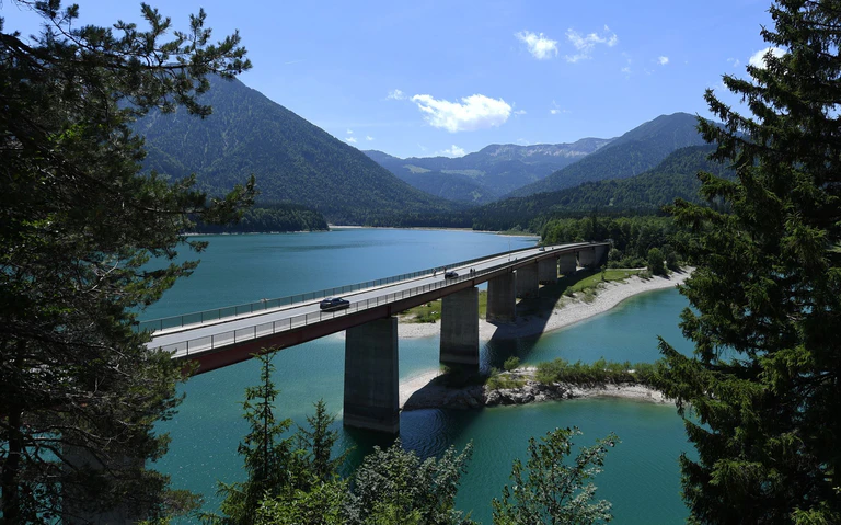 Am Sylvensteinstausee ist ein 79-Jähriger ertrunken. (Archivbild) — © Angelika Warmuth/dpa