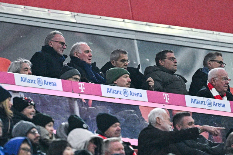 Uli Hoeneß (2.v.l.) rechnet mit der Meisterschaft des FC Bayern. — © Tom Weller/dpa