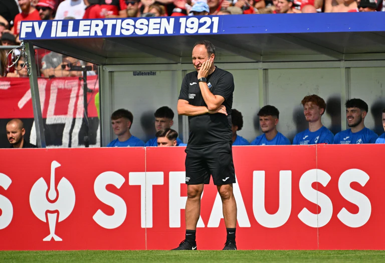 Ein großer Pokal-Tag für Trainer Holger Bachthaler und den FV Illertissen war der Sieg gegen Nürnberg. (Archivfoto) — © Jan-Philipp Strobel/dpa
