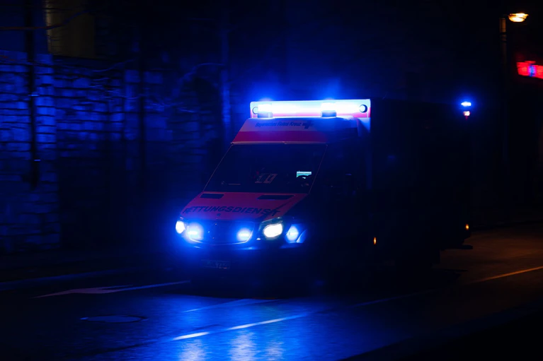 Die Einsatzkräfte brachten den lebensbedrohlich verletzten Mann in eine Klinik. (Symbolbild) — © Nicolas Armer/dpa