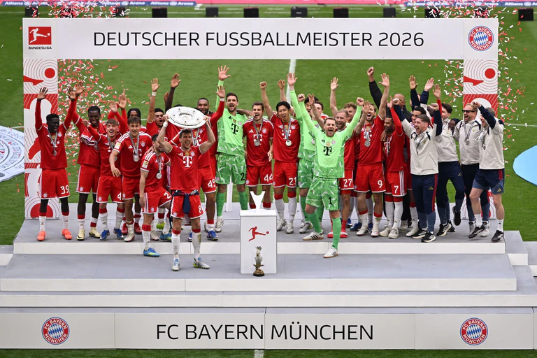 Die Bayern feiern mit der Meisterschale, die Leon Goretzka in Händen hält. — © Sven Hoppe/dpa