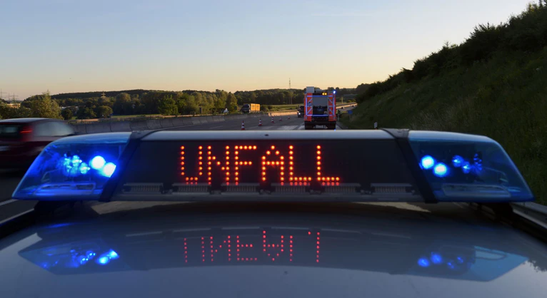 Erst gerät ein Auto ins Schleudern und fährt in eine Leitplanke, dann kommt es später erneut zu einem Unfall auf der Autobahn 7. (Symbolbild) — © Stefan Puchner/dpa