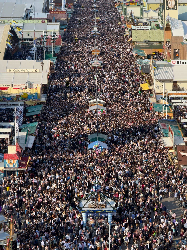 300 000 Menschen waren gleichzeitig auf der Wiesn (Archivbild). — © Peter Kneffel/dpa