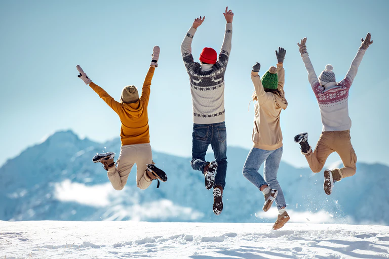 Winter Aktivitäten Freude Spaß Kalt Schnee Familie Freunde — © molchanovdmitry / iStock