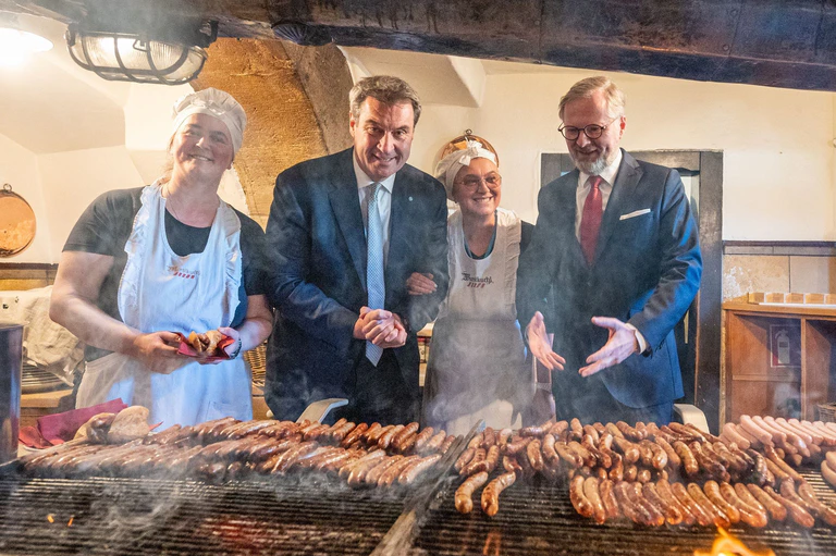 Die «Wurstkuchl» lockt nicht nur Bratwurstfan Markus Söder (CSU) an. (Archivbild) — © Armin Weigel/dpa