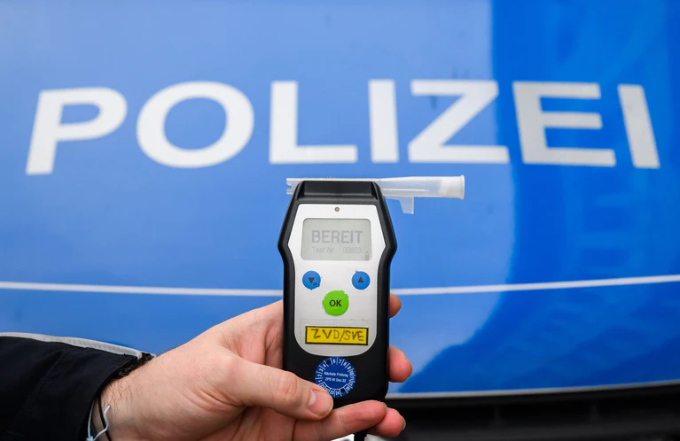 Die Polizei führte einen Atemalkoholtest bei dem Betrunkenen durch. (Symbolbild) — © Julian Stratenschulte/dpa