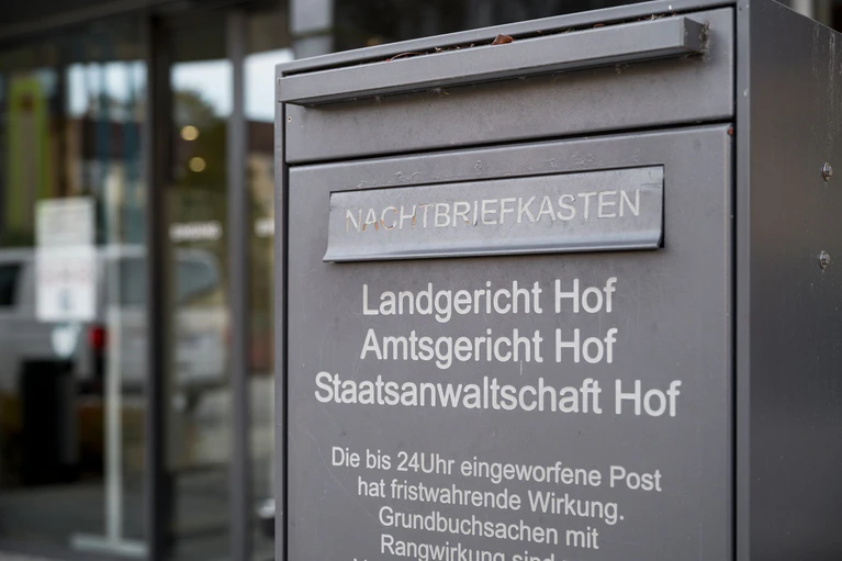 Die Staatsanwaltschaft Hof ermittelt gegen einen Kinderheim-Mitarbeiter, der einen Jungen sexuell missbraucht haben soll. (Symbolbild) — © Daniel Vogl/dpa