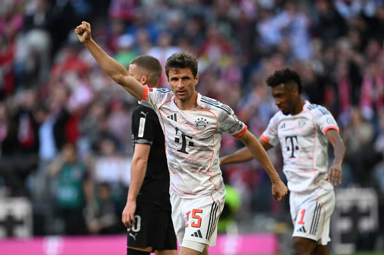 Thomas Müller jubelt in seinem letzten Bayern-Heimspiel über das Führungstor. — © Sven Hoppe/dpa