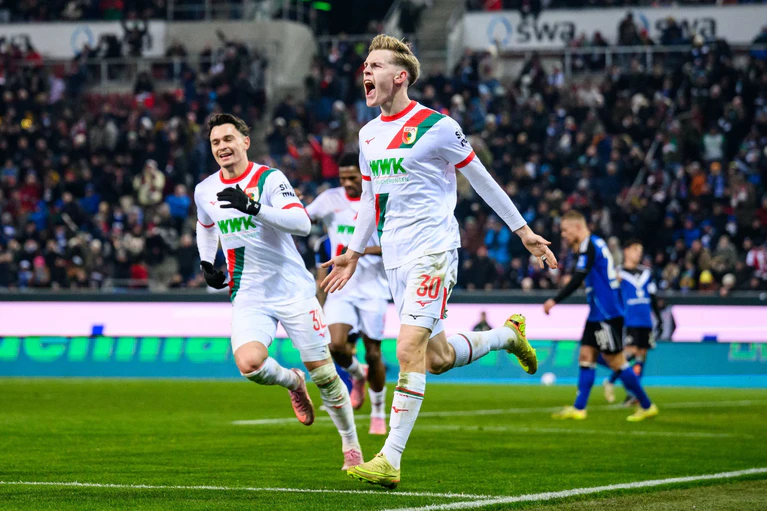Beim 1:0 im Hinspiel gegen den HSV war Anton Kade als Torschütze der Matchwinner für den FC Augsburg. (Archivbild) — © Tom Weller/dpa