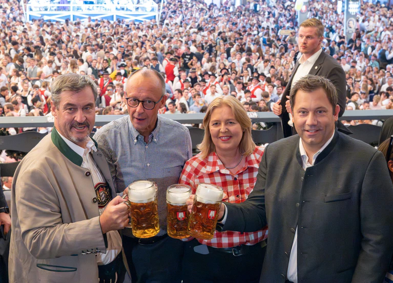 Während Politiker Fotos mit Zigaretten meiden, ist ein gepflegtes Bier parteiübergreifend akzeptiert. Doch die Droge Alkohol ist auch gerade in Bayern für viele Menschen noch immer ein großes Gesundheitsrisiko und manchmal auch tödlich. (Archivbild) — © Peter Kneffel/dpa