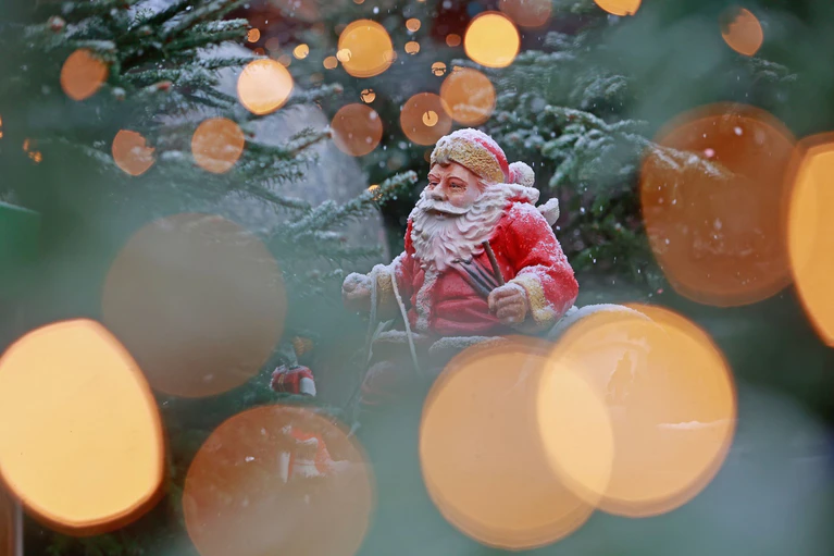 Während sich einige im Süden Bayerns auf Schnee an Weihnachten freuen dürfen, erwartet andere Regen. (Archivbild) — © Matthias Bein/dpa