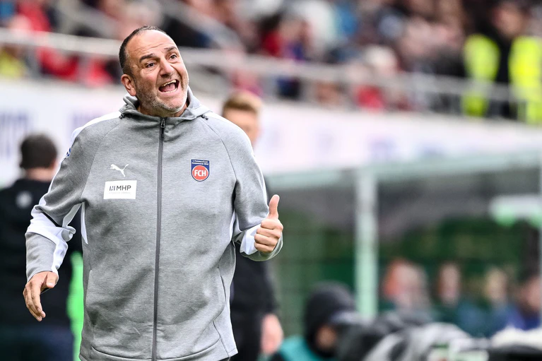 Heidenheims Trainer Frank Schmidt erkämpfte sich mit seinem Team die ersten Punkte der Saison für das Ziel Klassenverbleib. — © Harry Langer/dpa