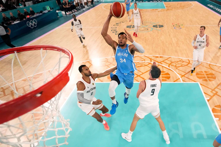 Ist Griechenlands Star: NBA-Profi Antetokounmpo. — © Michael Conroy/Pool AP/dpa