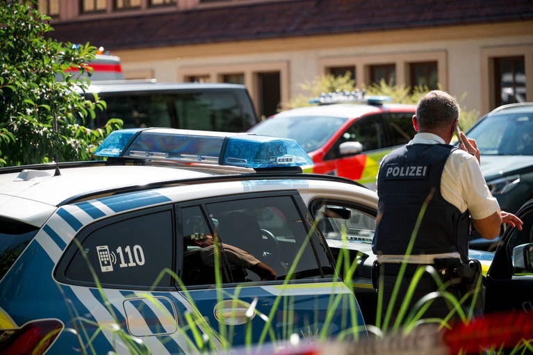 Zahlreiche Kräfte von Polizei und Rettungsdienst rückten aus. — © Daniel Vogl/dpa