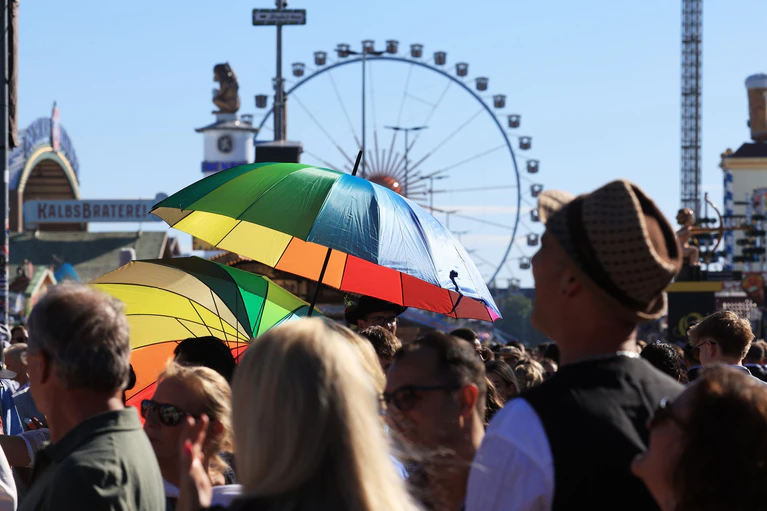 Mit Schirmen schützten sich Oktoberfest-Besucher vor den intensiven Sonnenstrahlen. — © Karl-Josef Hildenbrand/dpa