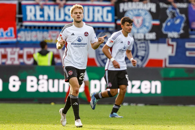 Tim Handwerker (l) verlässt den 1. FC Nürnberg. — © Axel Heimken/dpa