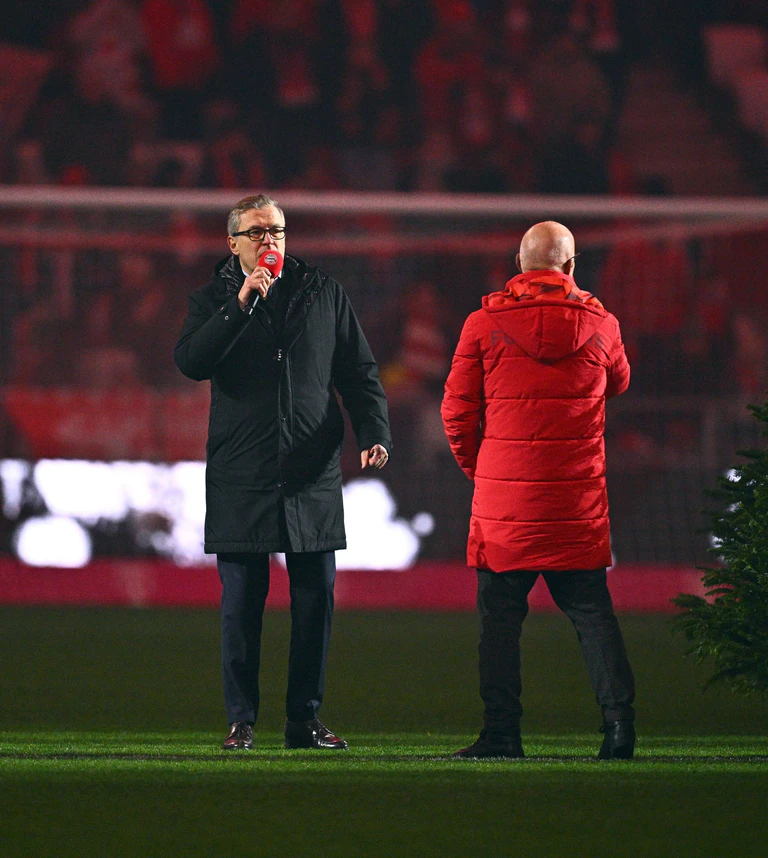 Jan-Christian Dreesen bat im Stadion, der Opfer zu Gedenken. — © Tom Weller/dpa