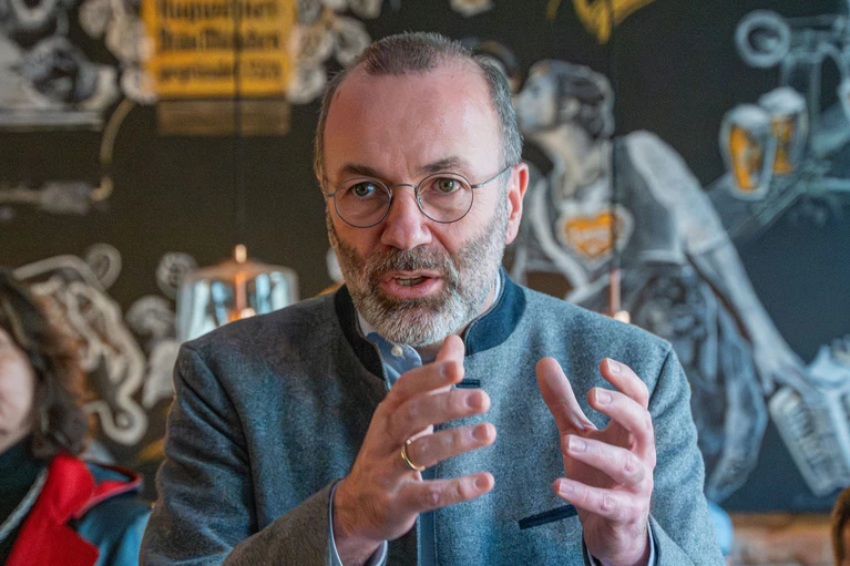 Manfred Weber (CSU), Vorsitzender der EVP im EU-Parlament, spricht bei einer Wahlkampfveranstaltung in Passau. — © Armin Weigel/dpa