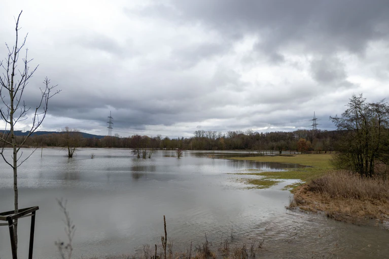 Wolken am Himmel - und zu viel Wasser im Main. — © Pia Bayer/dpa