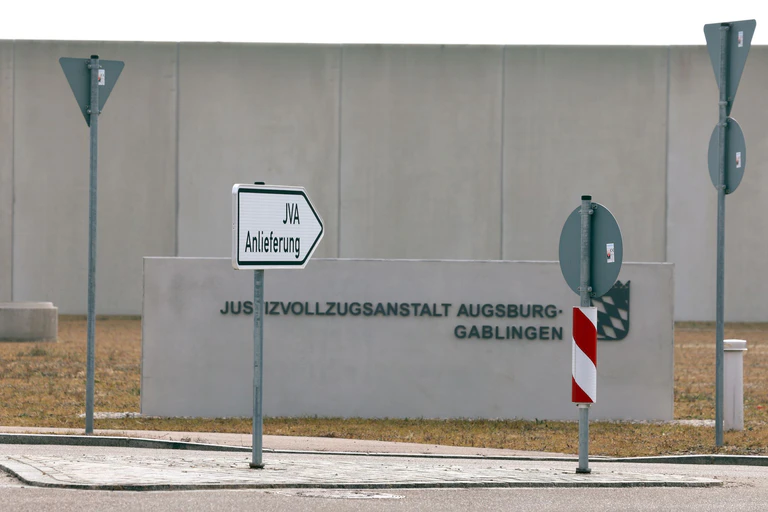 Nach den Misshandlungsvorwürfen gegen Mitarbeiter des Augsburger Gefängnisses im Vorort Gablingen sollen nun neue Gesetze auf den Weg gebracht werden. (Archivbild) — © Karl-Josef Hildenbrand/dpa