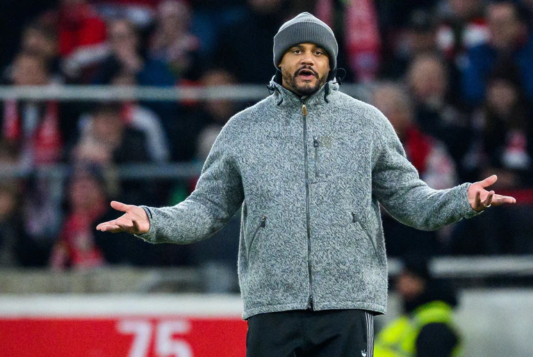 Seine XXL-Rotation ging auf: Bayern-Trainer Vincent Kompany. — © Tom Weller/dpa