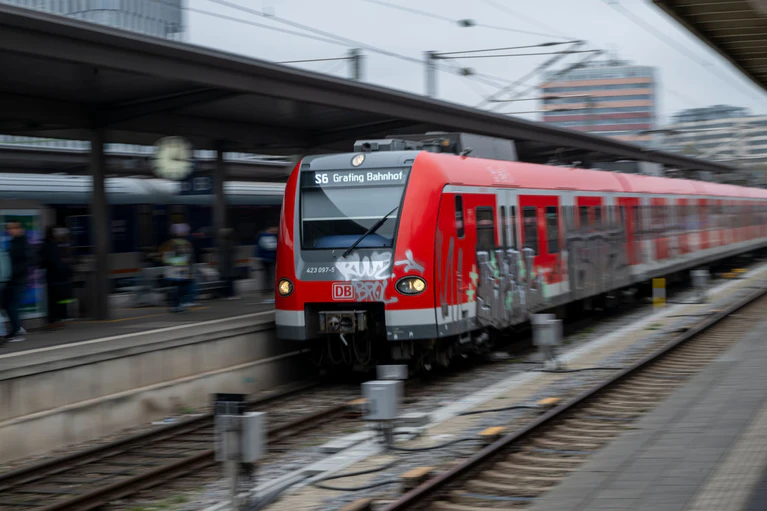 Die Deutsche Bahn empfiehlt Reisenden zwischen Pasing und Ostbahnhof in beide Richtungen auf Tram, U-Bahn und Bus umzusteigen. (Archivbild) — © Peter Kneffel/dpa